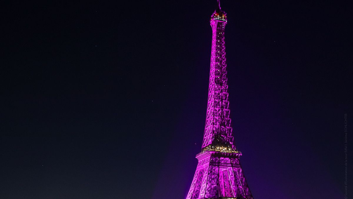 La Tour Eiffel si illumina di rosa contro il tumore al seno