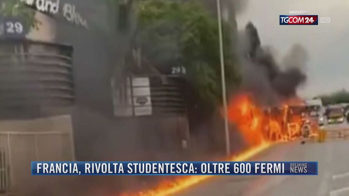 Breaking News delle 21.30 | Francia, rivolta studentesca: oltre 600 fermi