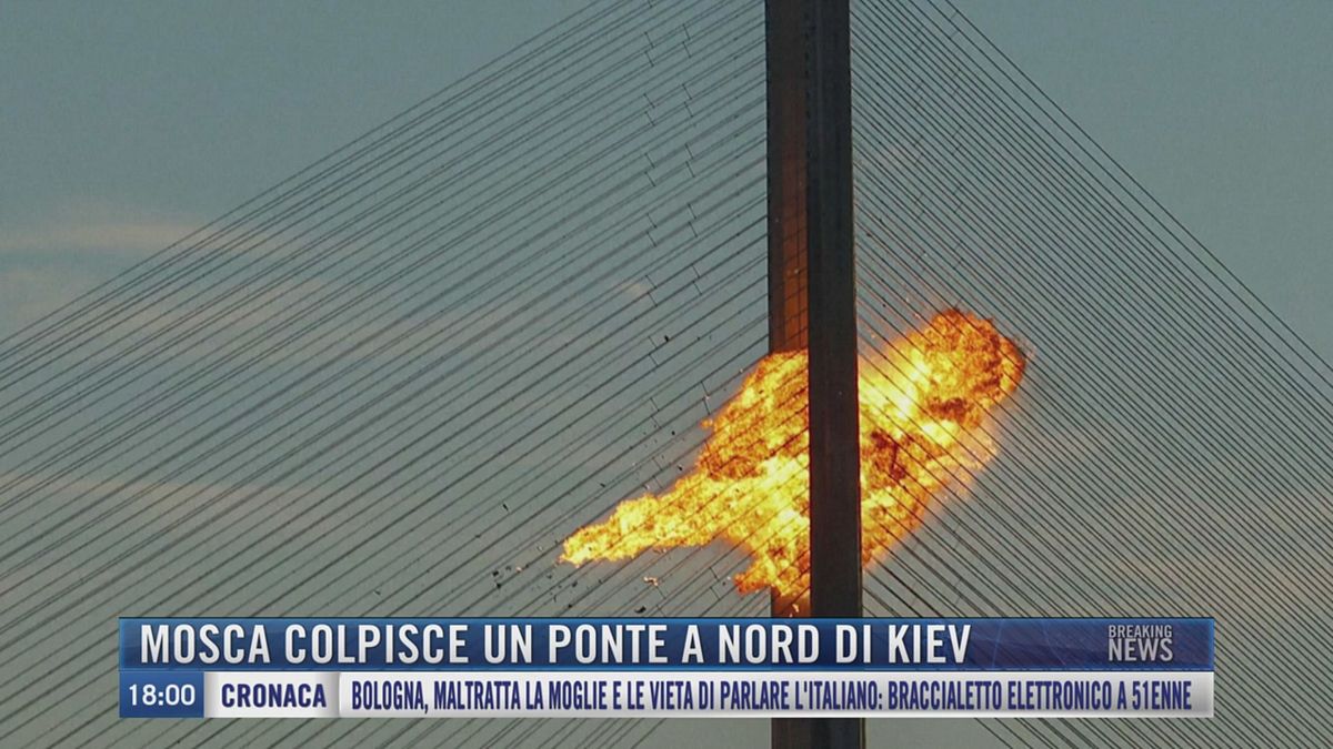 Breaking News delle 18.00 | Mosca colpisce un ponte a nord di Kiev