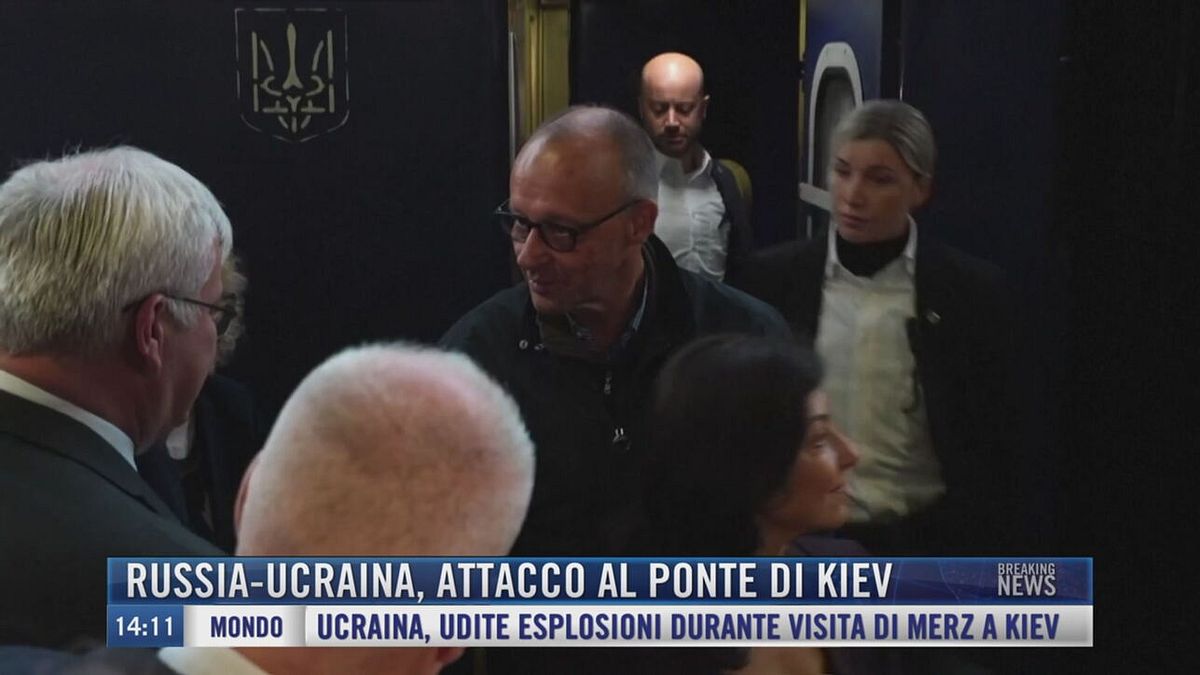 Breaking News delle 14.00 | Russia-Ucraina, attacco al ponte di Kiev