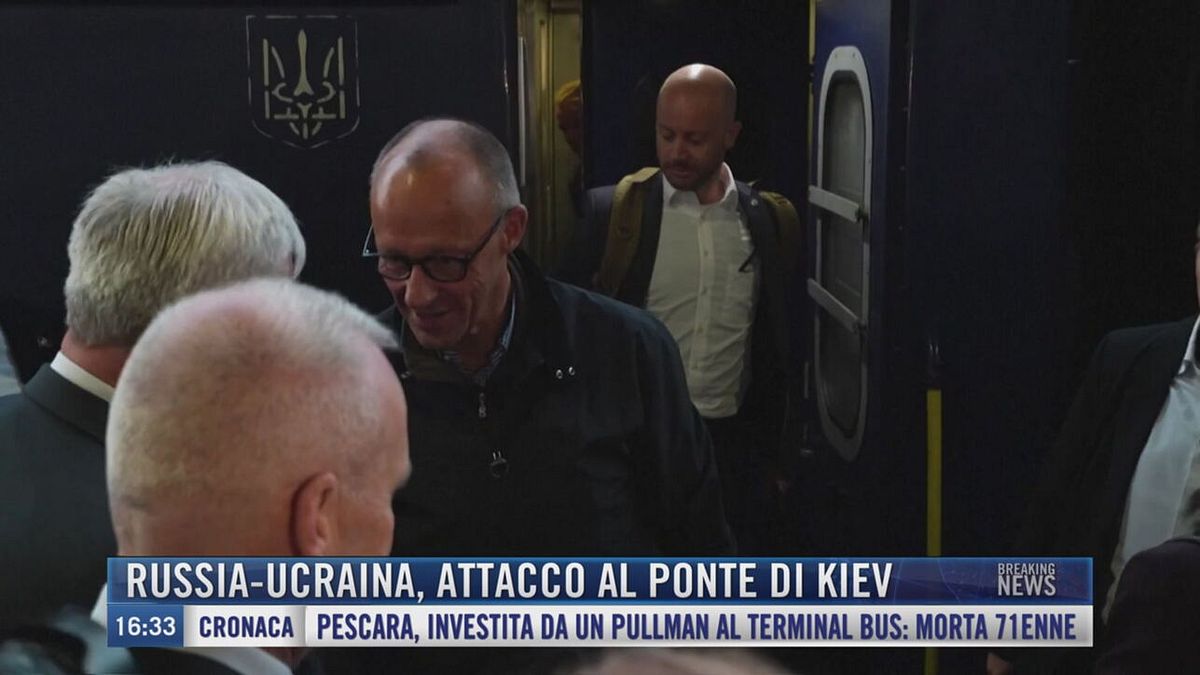 Breaking News delle 16.30 | Russia-Ucraina, attacco al ponte di Kiev