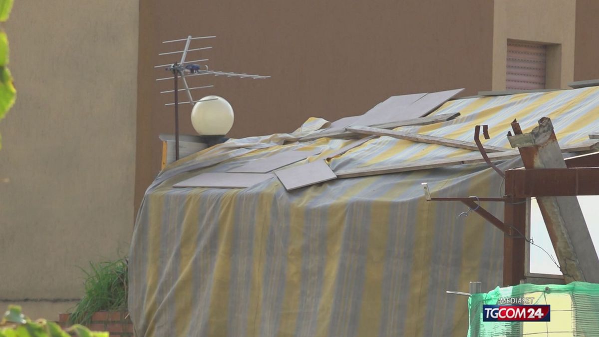 Montecatini Terme, la roulotte della discordia: da tre anni vive nel parcheggio, residenti esasperati