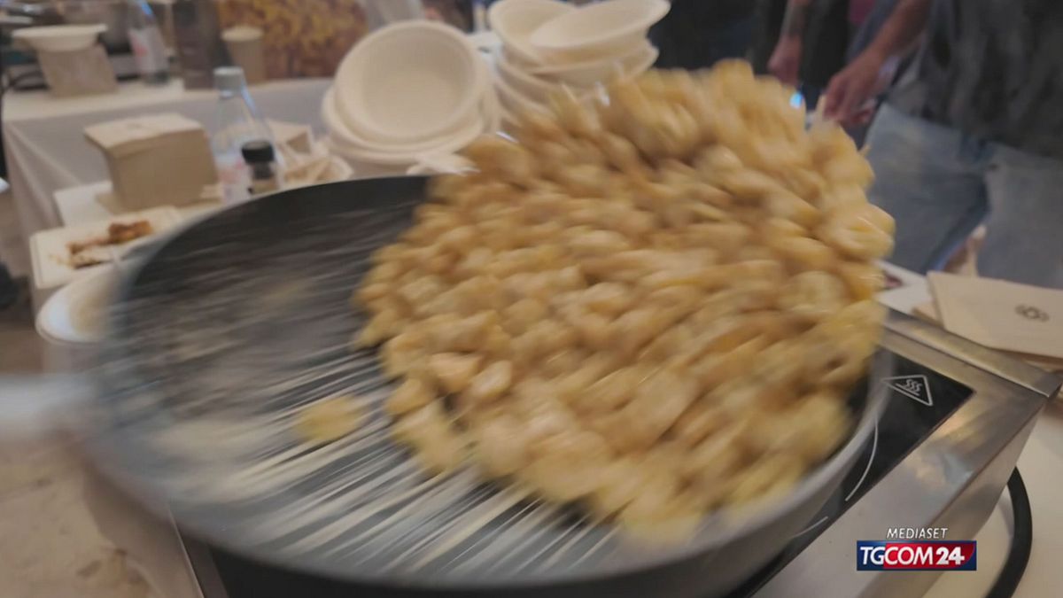 A Bologna torna il festival del tortellino: 21 chef omaggiano il re della pasta fresca