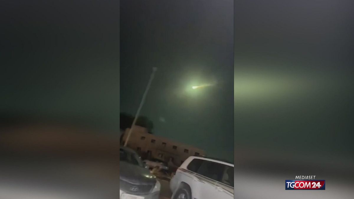 Tripoli, misteriosa scia luminosa illumina la notte: "Era una meteora"