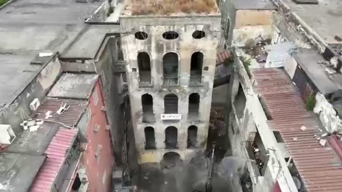 Palazzo Fienga, roccaforte del clan Gionta a Torre Annunziata, verrà presto abbattuto
