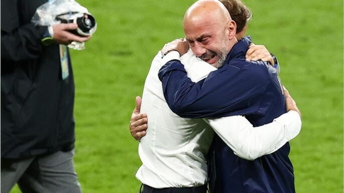 Il commovente abbraccio tra Roberto Mancini e Gianluca Vialli subito dopo i rigori che consegnano la vittoria dell'Europeo 2021 all'Italia