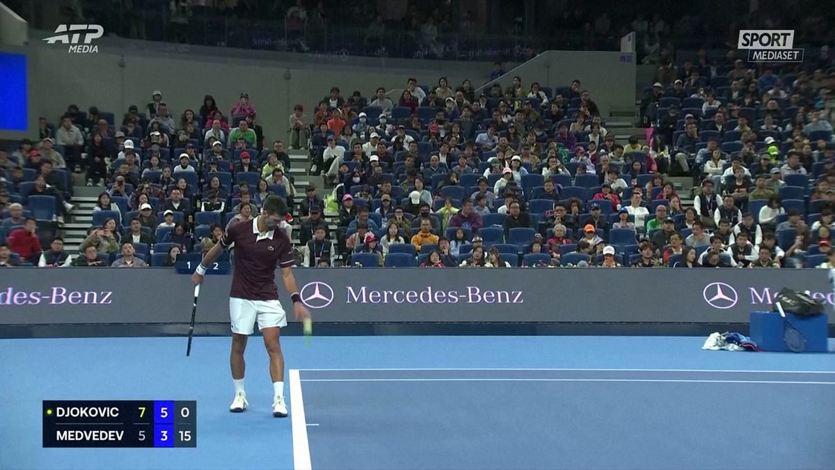 MCH MEDVEDEV COLPISCE SPETTATORE PALLATA PECHINO VS DJOKOVIC 05/10 MCH