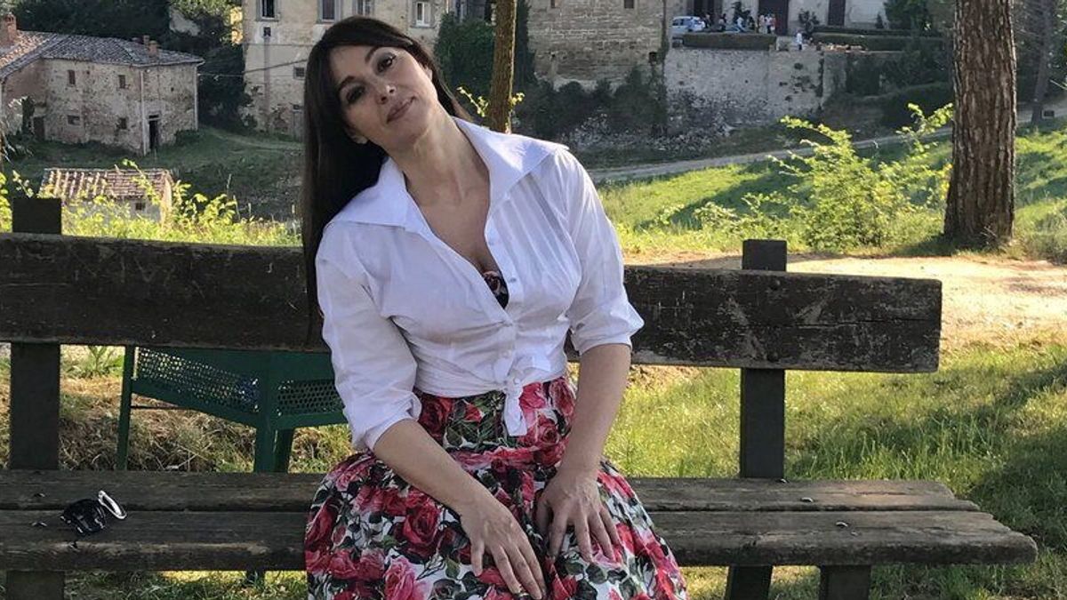 Monica Bellucci, fuga al castello con le figlie Deva e Leonie Cassel: "Da piccole impazzivano per il fantasma"