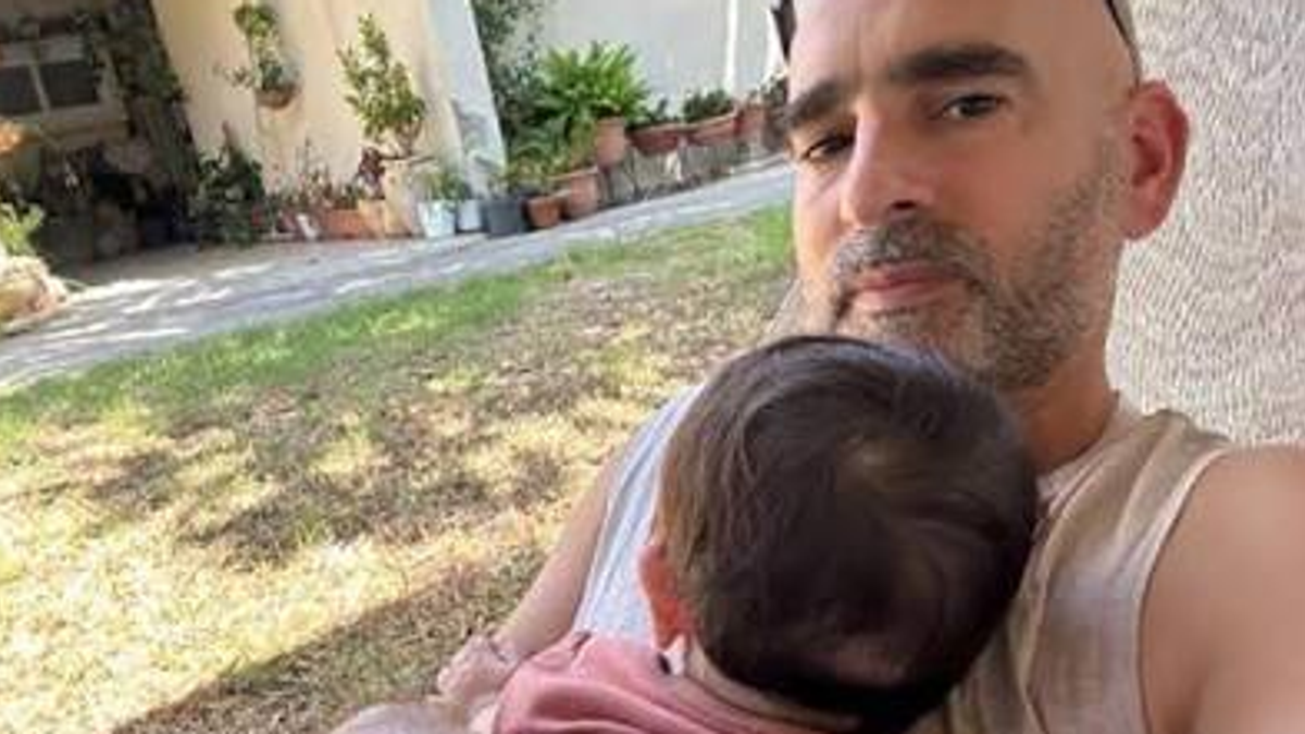 Mila Cohen in braccio a suo papà