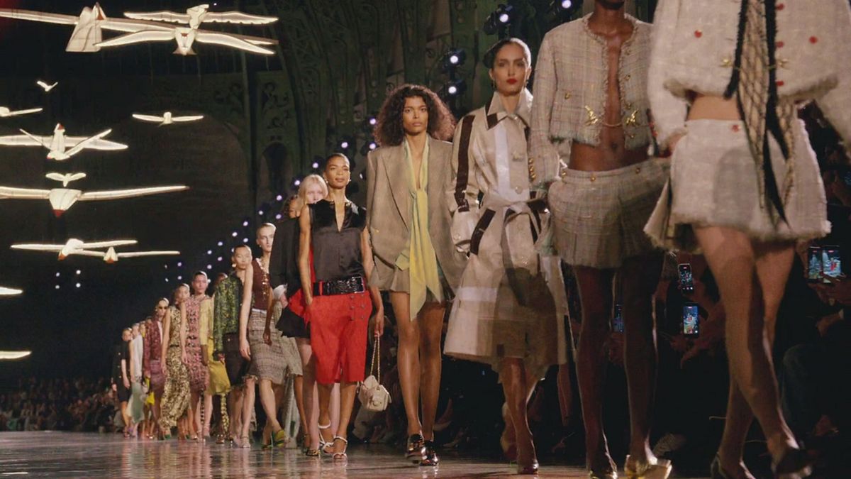 Chanel, la storia della sua moda nel finale della sfilata