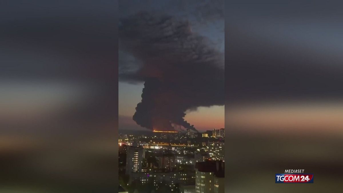 Russia, petroliera in fiamme al largo di Sochi: "Possibile attacco con un drone"