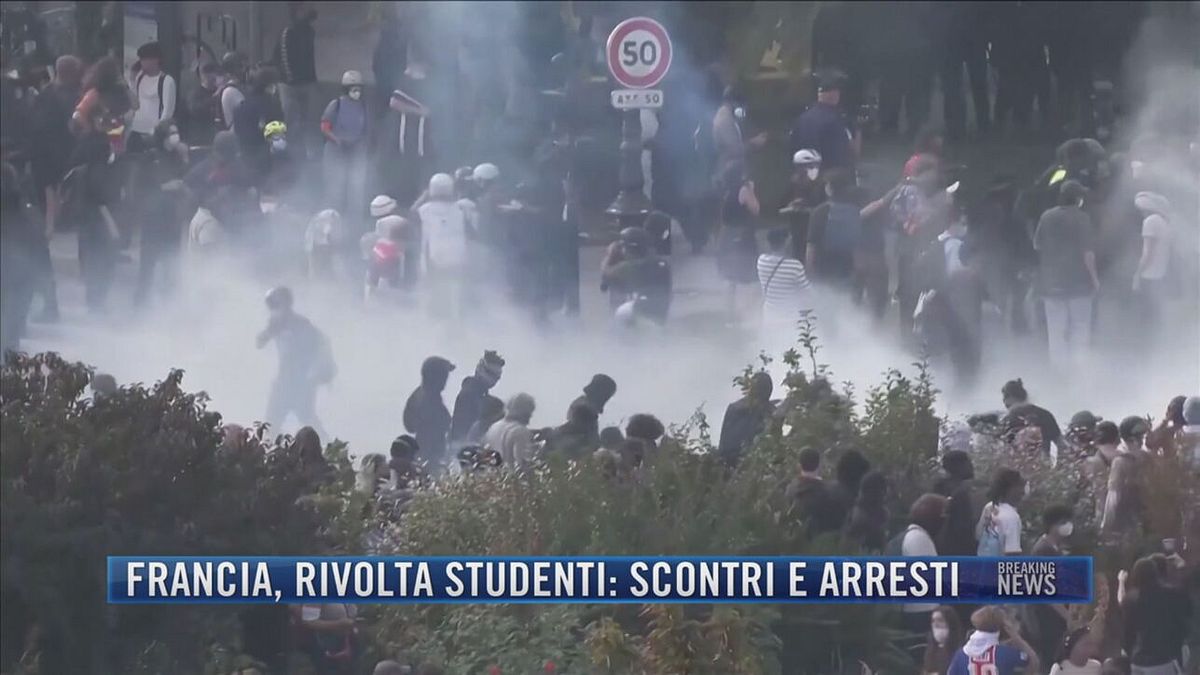 Breaking News delle 21.30 | Francia, rivolta studenti: scontri e arresti
