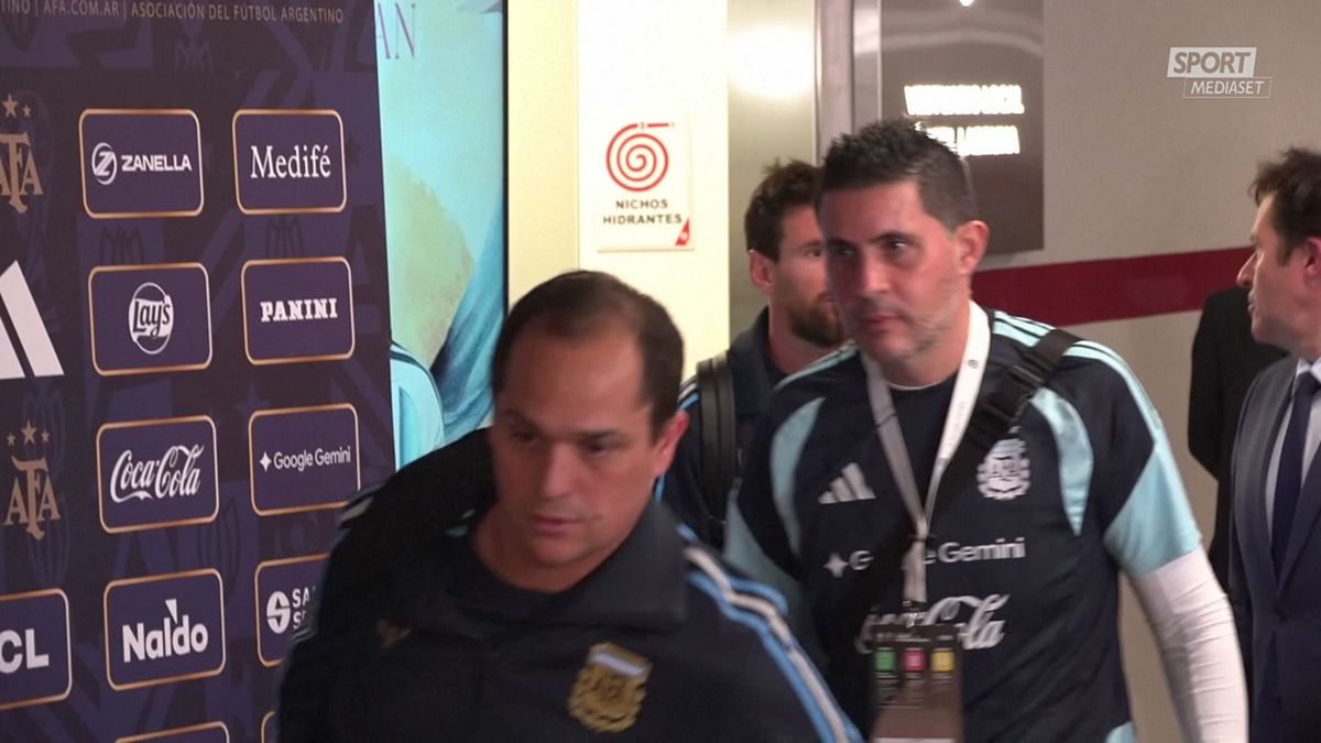 MCH MESSI ESCE DALLO STADIO CON FAMIGLIA MCH