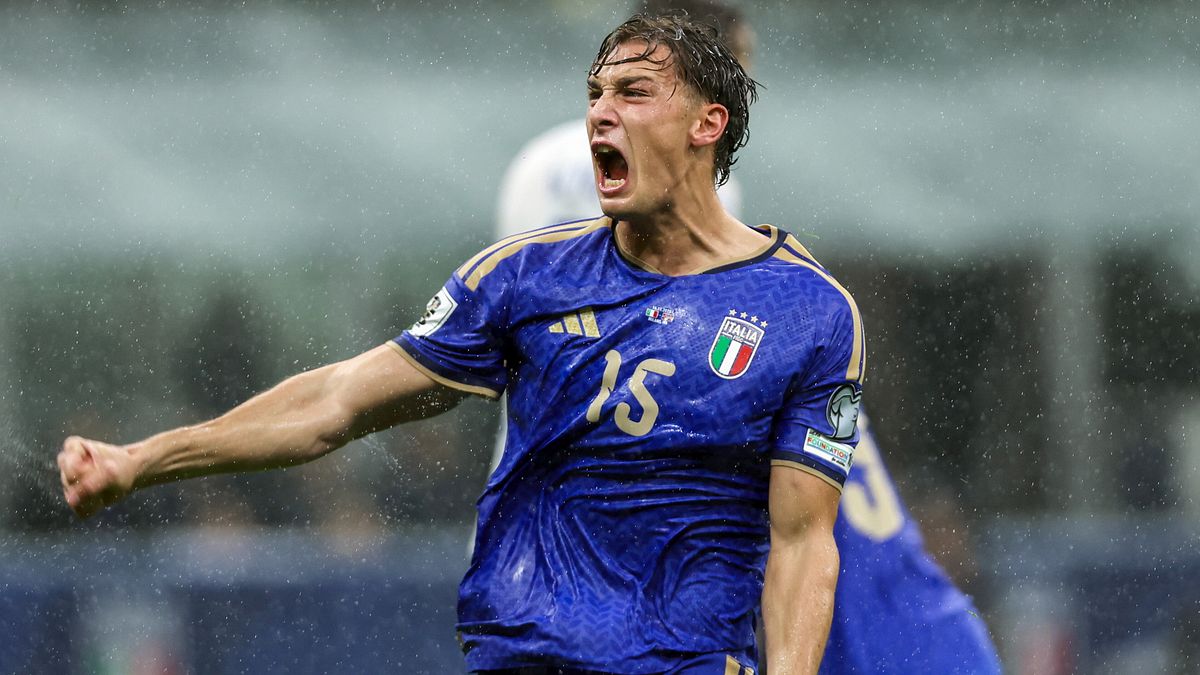 Francesco Pio Esposito conta già tredici presenze con la Nazionale maggiore, condite da 7 reti: l'esordio il 5 settembre 2025 contro l'Estonia per la partita di Qualificazioni Mondiali 2026