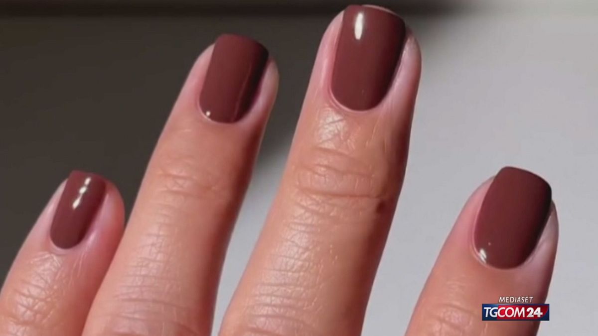Chocolate nails, l'autunno è goloso: la manicure marrone conquista le star