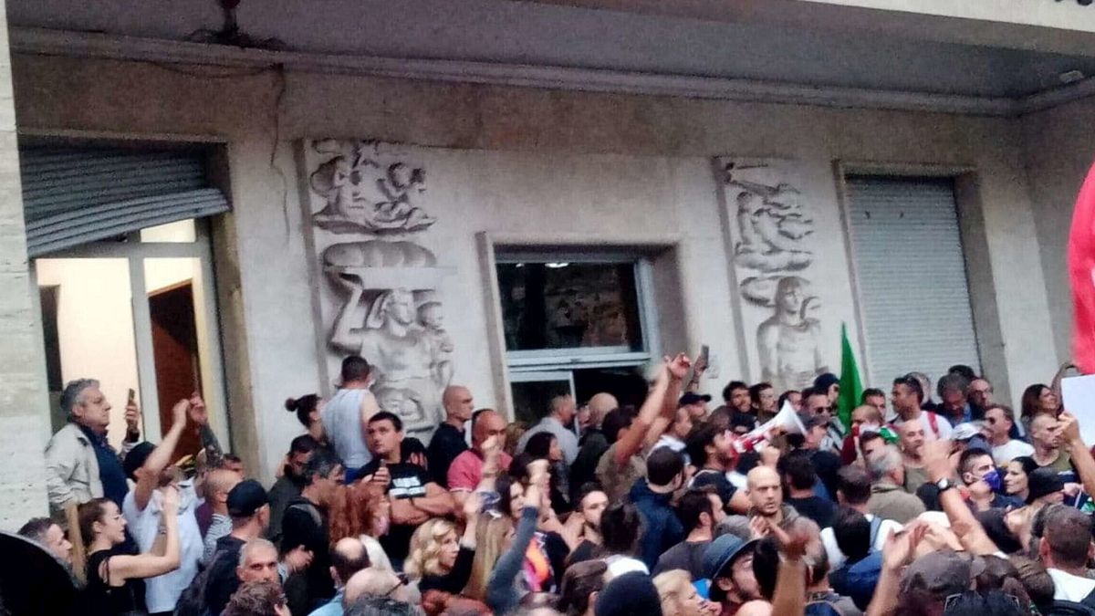 L'ssalto alla sede della Cgil