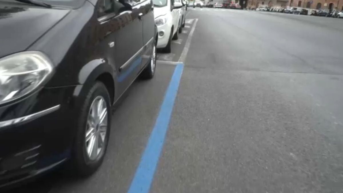 Parcheggia all'alba sulle strisce bianche e alla sera le ritrova blu