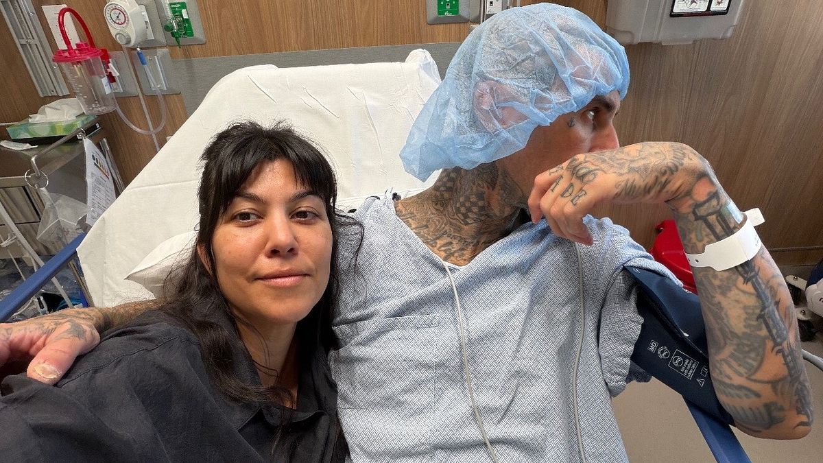 Travis Barker operato al braccio, Kourtney Kardashian al sua fianco: le foto in ospedale