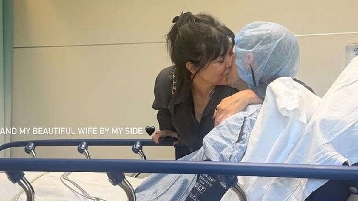 Travis Barker operato al braccio, Kourtney Kardashian al sua fianco: le foto in ospedale