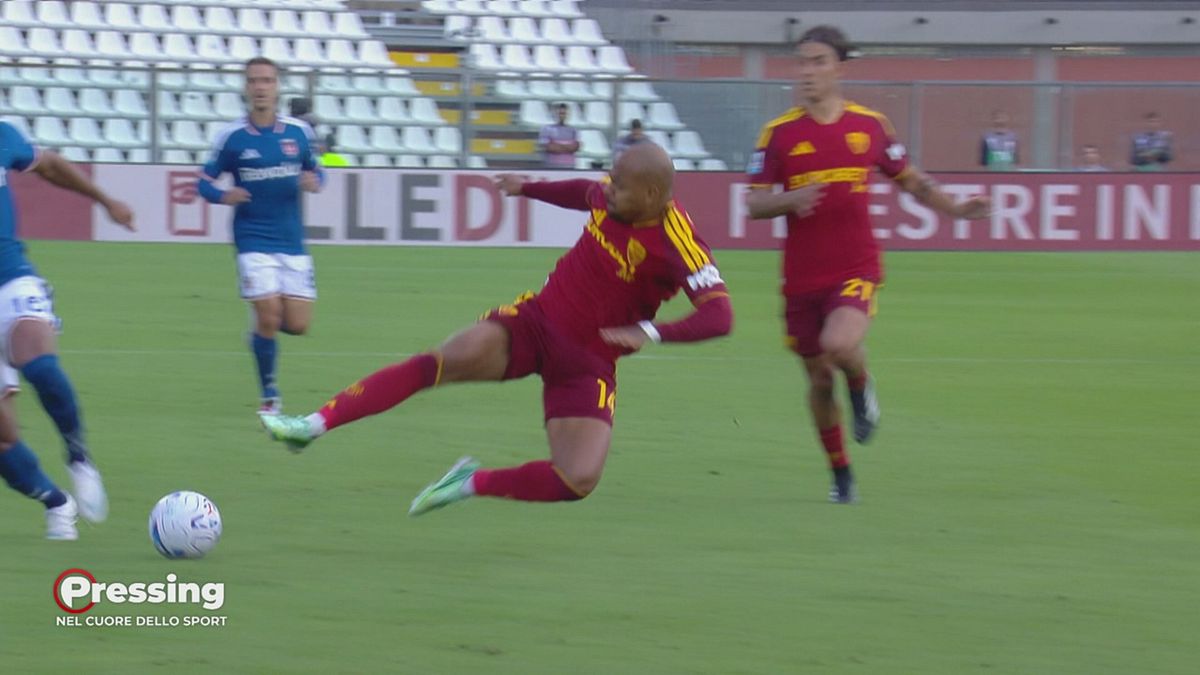 La moviola di Como-Roma: giusto il rosso per Malen? Wesley andava espulso?