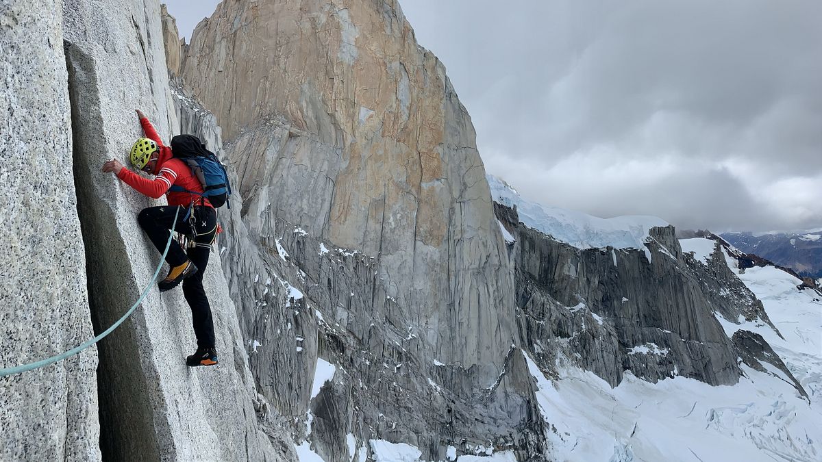  Il maglione rosso dei Ragni tra le pareti della Patagonia, la terra dove il gruppo lecchese ha scritto pagine indimenticabili della storia dell'alpinismo (nella foto il Ragno Luca Moroni)
