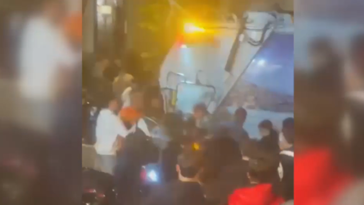 Napoli, caos in piazza: papà difende la figlia e viene pestato dal branco, poi viene investito dal camion dei rifiuti