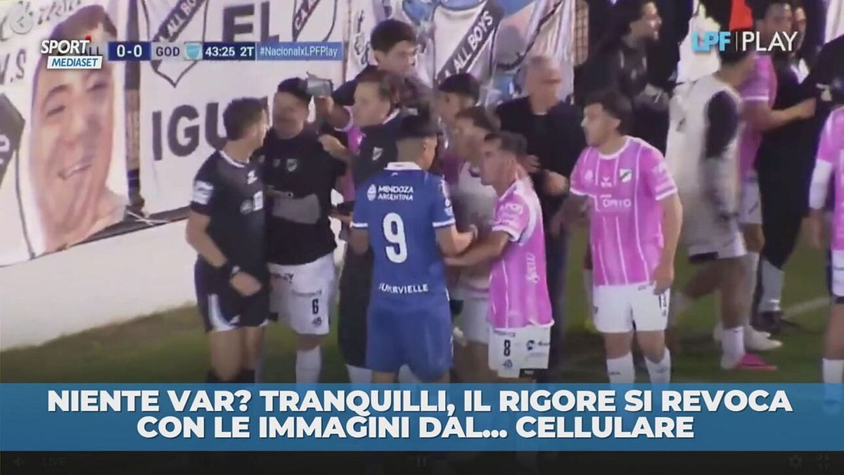 Argentina, non c'è il Var? Il rigore si toglie con… il cellulare