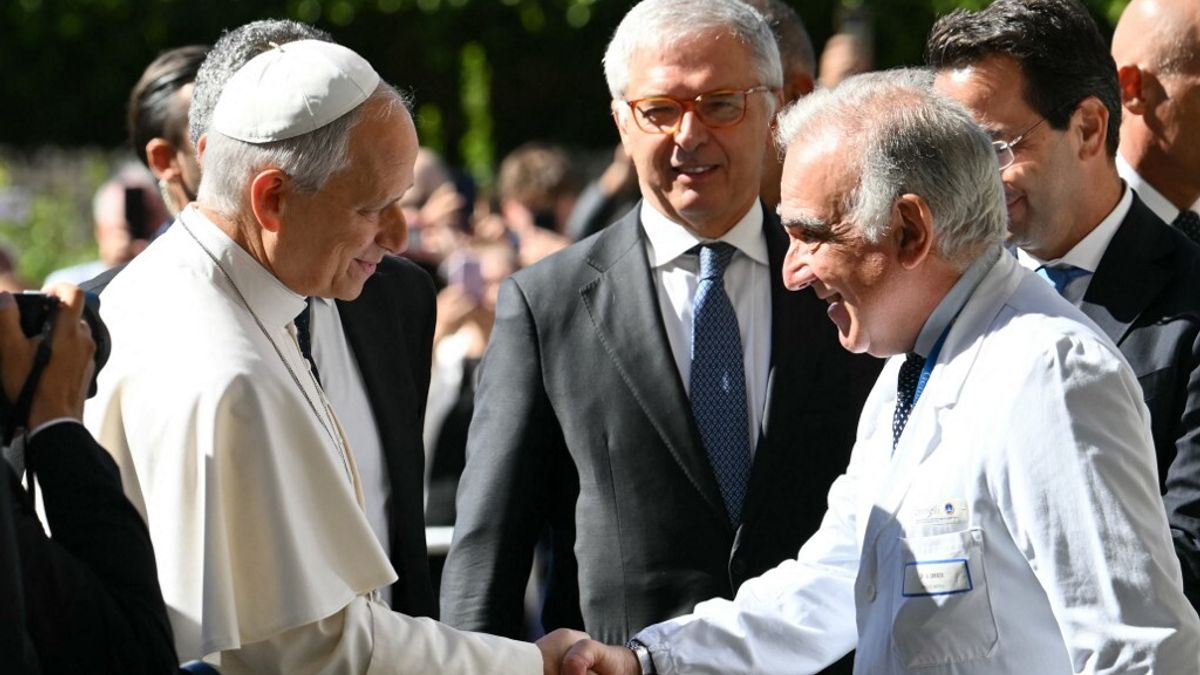 Papa Leone XIV viene accolto dal direttore sanitario Andrea Cambieri 