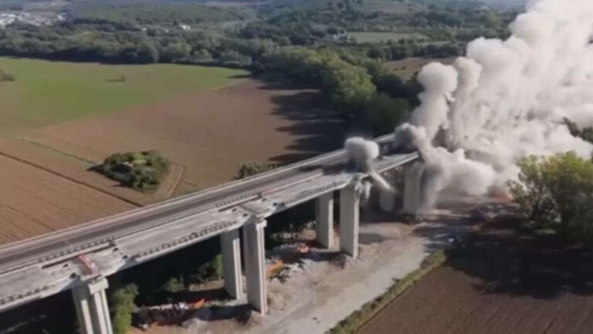 La demolizione del viadotto "Tevere" ripresa dal drone