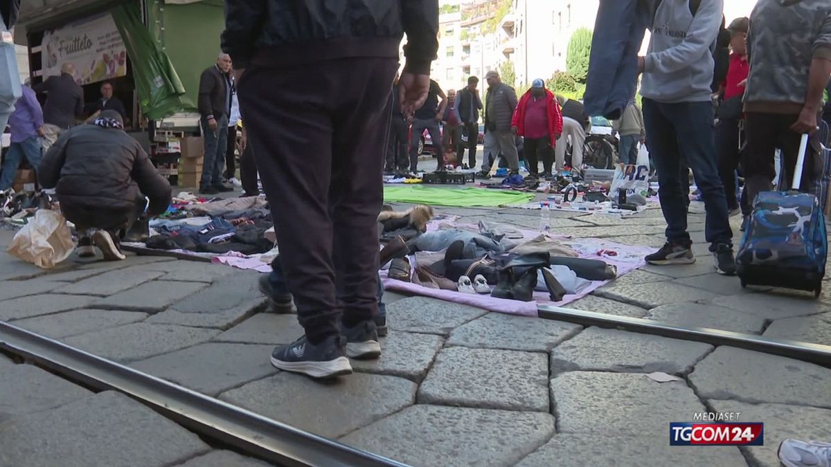 Milano, da una parte gli ambulanti del mercato dall'altra decine di abusivi
