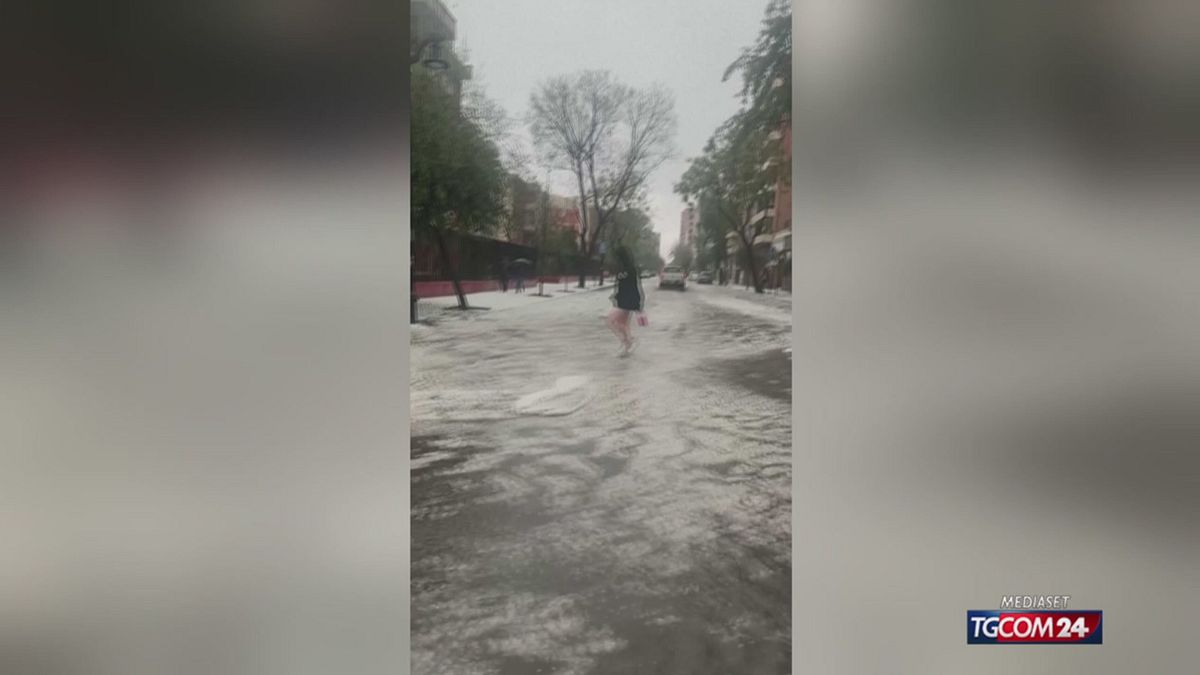 Santiago del Cile, violenta grandinata imbianca le strade
