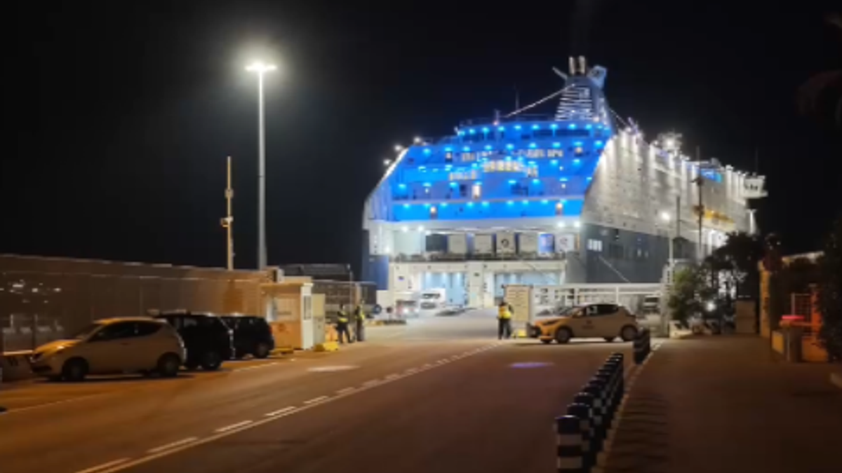 Olbia, migranti assaltano traghetti: respinti dal sollevamento dei portelloni