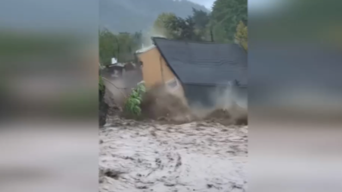 Turchia, le forti piogge provocano il crollo di una casa costruita vicino al fiume