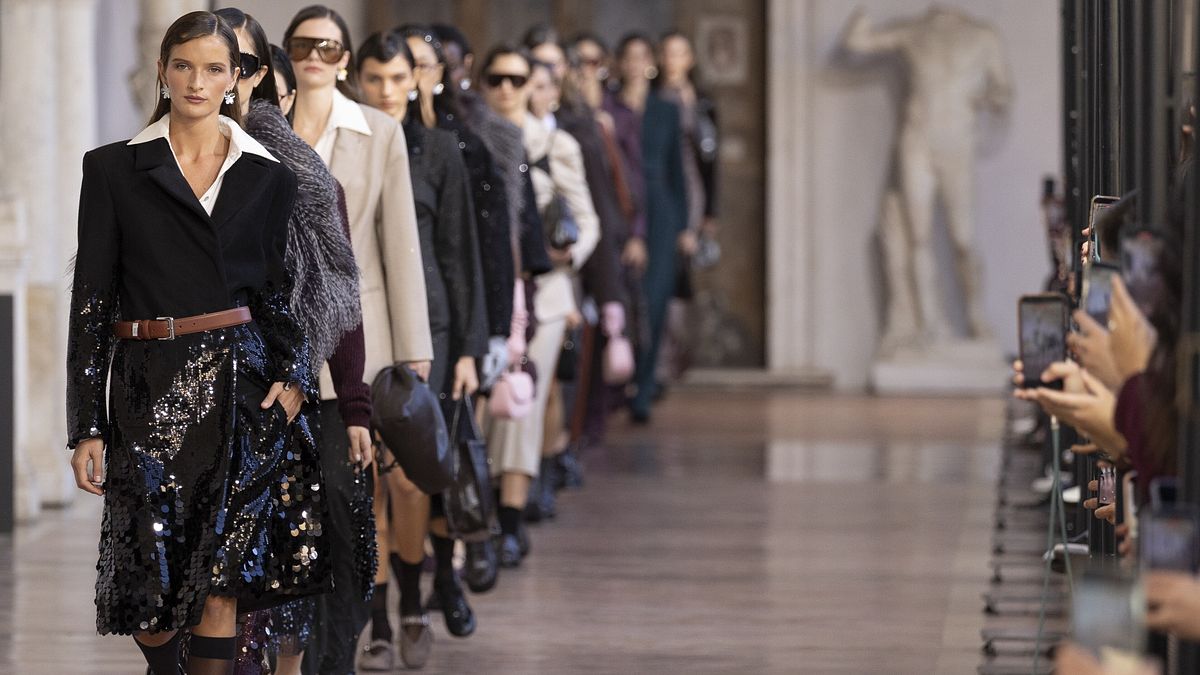 Emé, collezione  Occasionwear autunno inverno 2026: il finale della sfilata a Roma, presso il Museo Nazionale Romano - Terme di Diocleziano