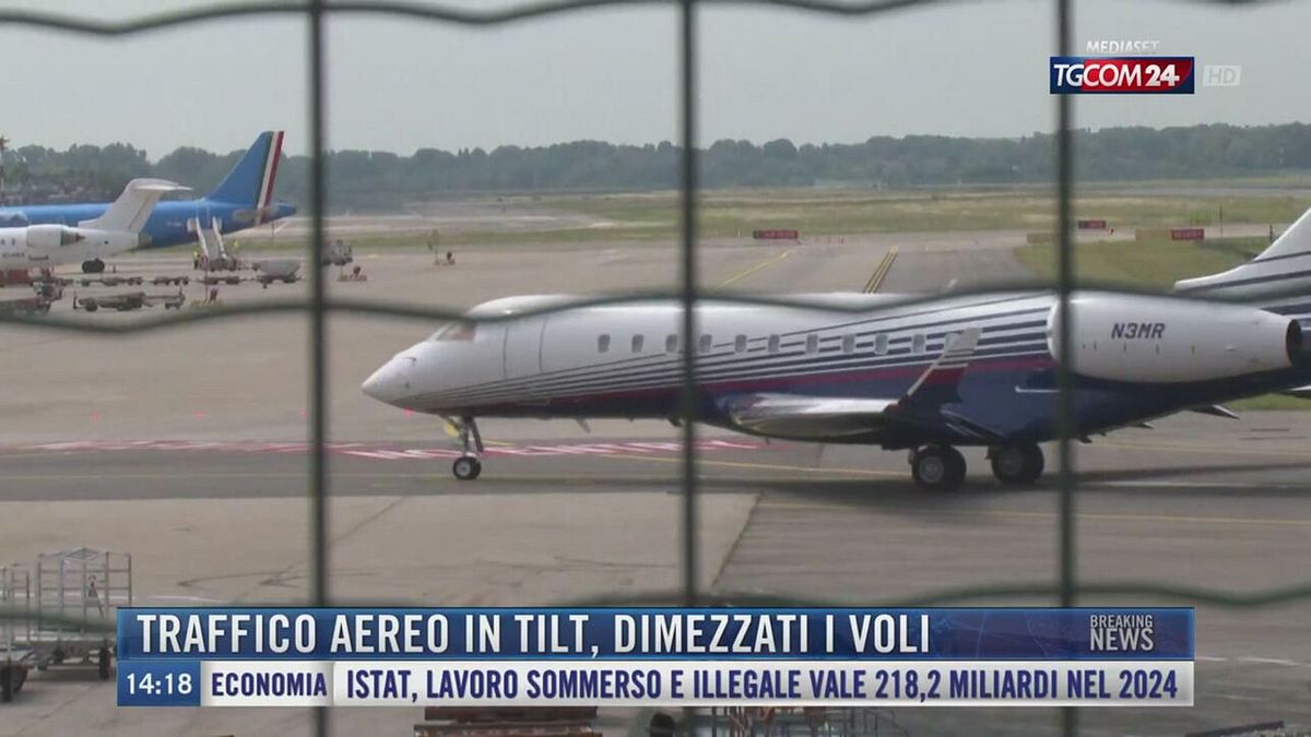 Breaking News delle 14.00 | Traffico aereo in tilt, dimezzati i voli