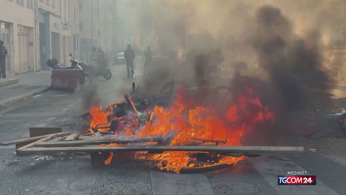 PARIGI NUOVI SCONTRI SRV