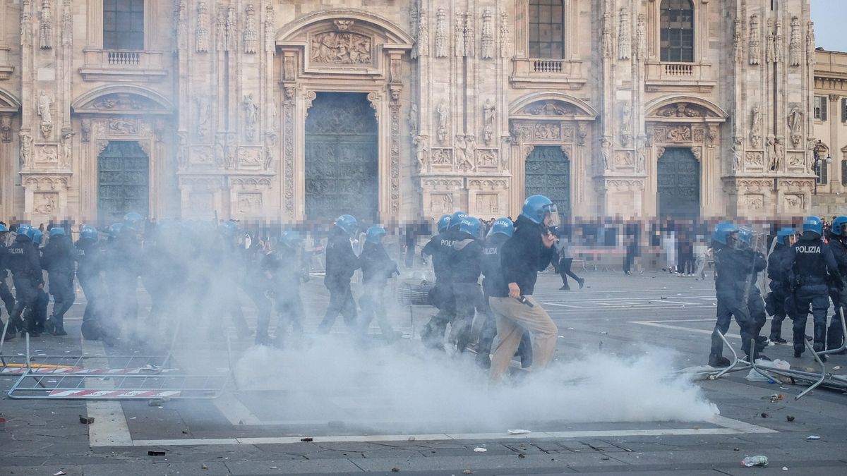 Gli scontri all'ombra del Duomo di Milano