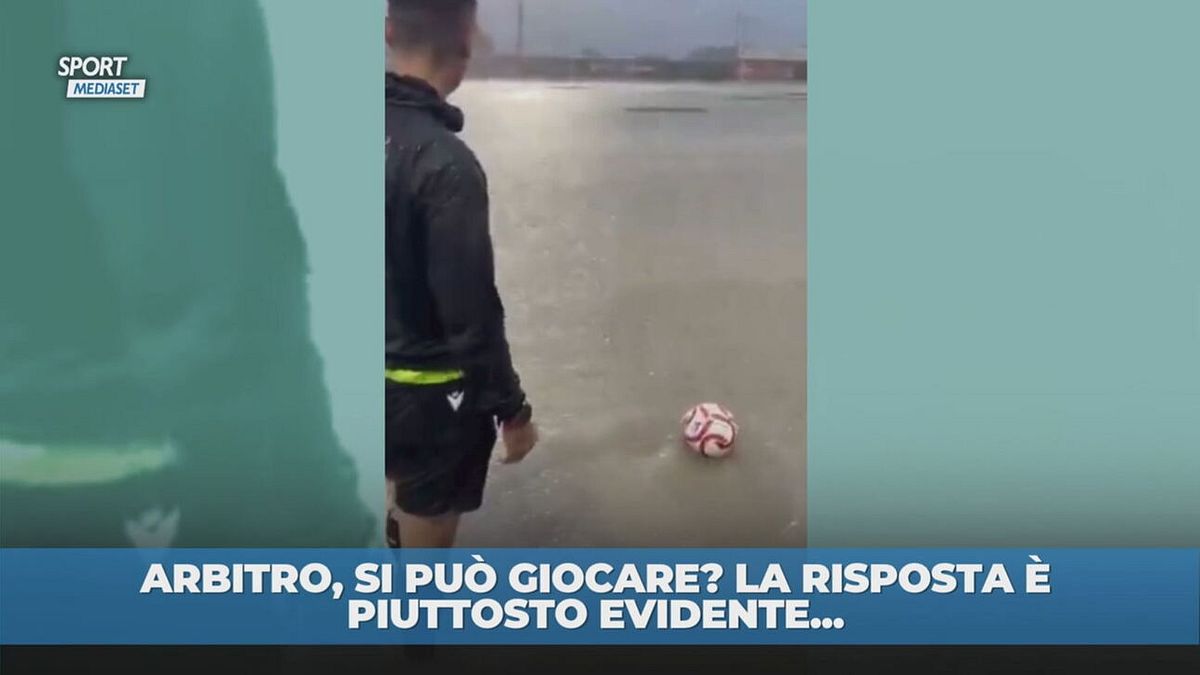 Arbitro, si può giocare? Campo allagato a Ibiza: la risposta è virale