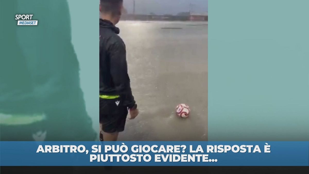 Arbitro, si può giocare? Campo allagato a Ibiza: la risposta è virale