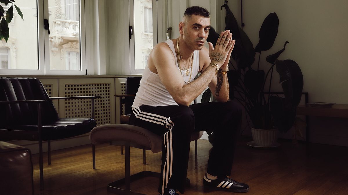 Marracash è il volto italiano della nuova campagna adidas Originals. L'artista indossa uno di modelli più celebri di sneakers, le Samba