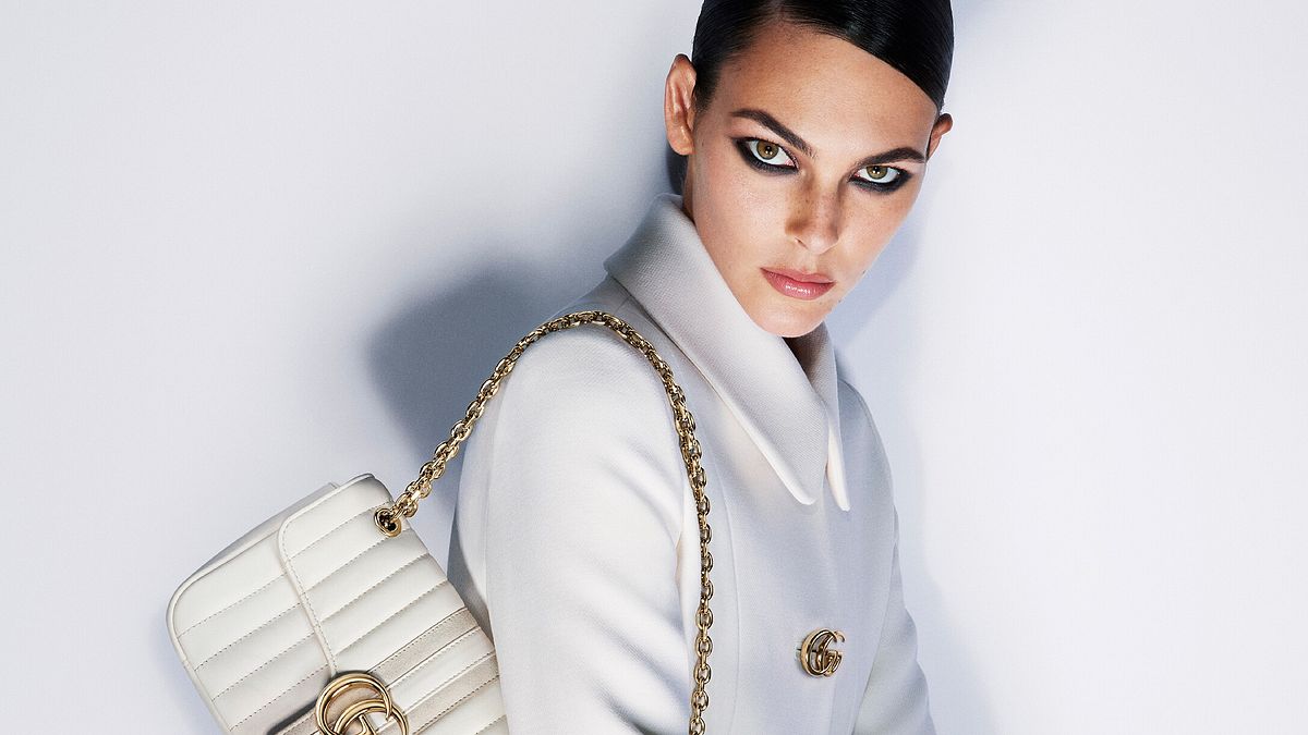 Gucci, la campagna "The Beauty and the Bag" prosegue con Vittoria Ceretti e la Jetset GG Marmont (credit: Mert and Marcus)