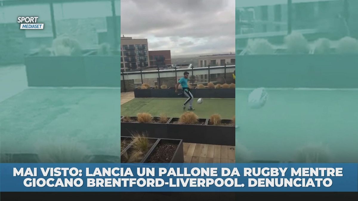 Mai visto: lancia pallone da rugby mentre giocano Brentford-Liverpool. Denunciato