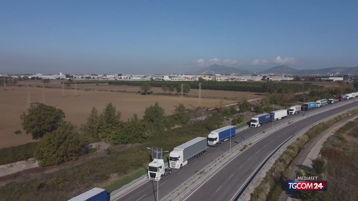 12.00 NAPOLI, BLOCCHI AUTOTRASPORTATORI SRV