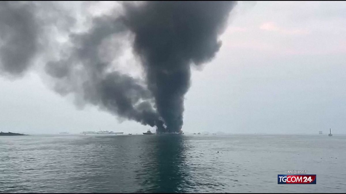 Indonesia, traghetto avvolto dalle fiamme: passeggeri in salvo