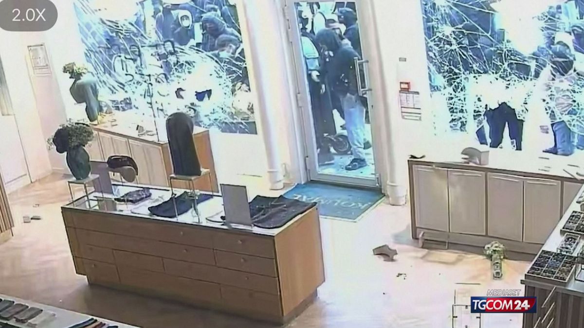 Lione, assalto alla gioielleria durante le proteste