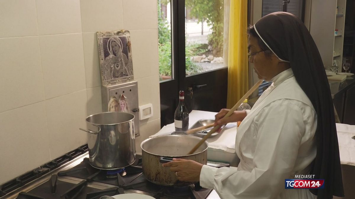 Pavia, il ristorante delle suore è un successo: tutti in fila per mangiare all'"Oasi della Pancia"