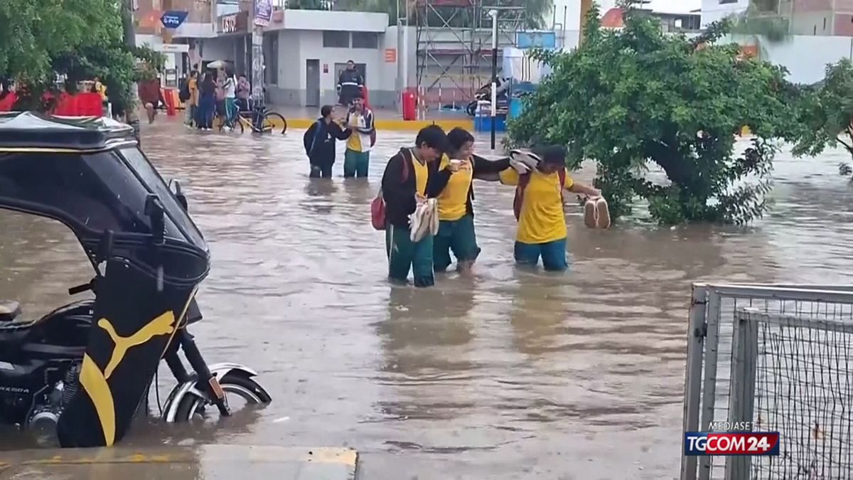 El Niño colpisce il Perù: strade e case allagate