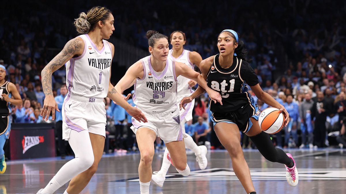 Angel Reese, star delle Atlanta Dream, marcata da Cecilia Zandalasini, giocatrice delle Golden State Valkyries