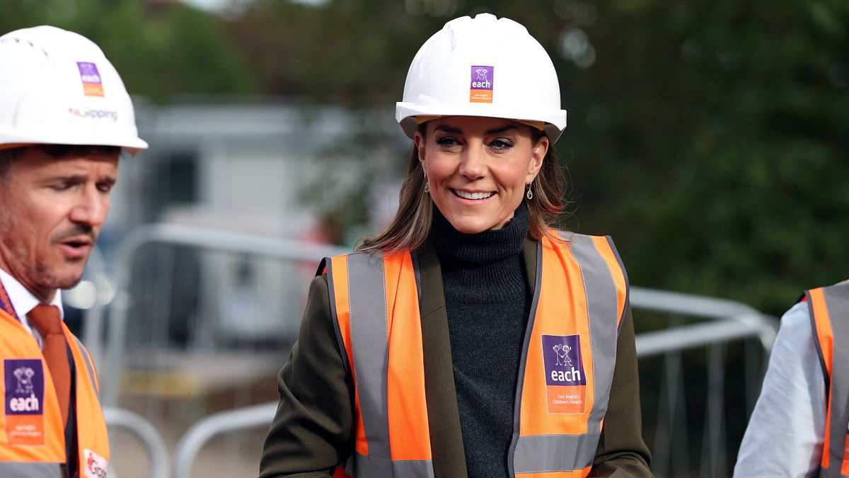 Kate Middleton in cantiere con caschetto e giubbotto catarifrangente