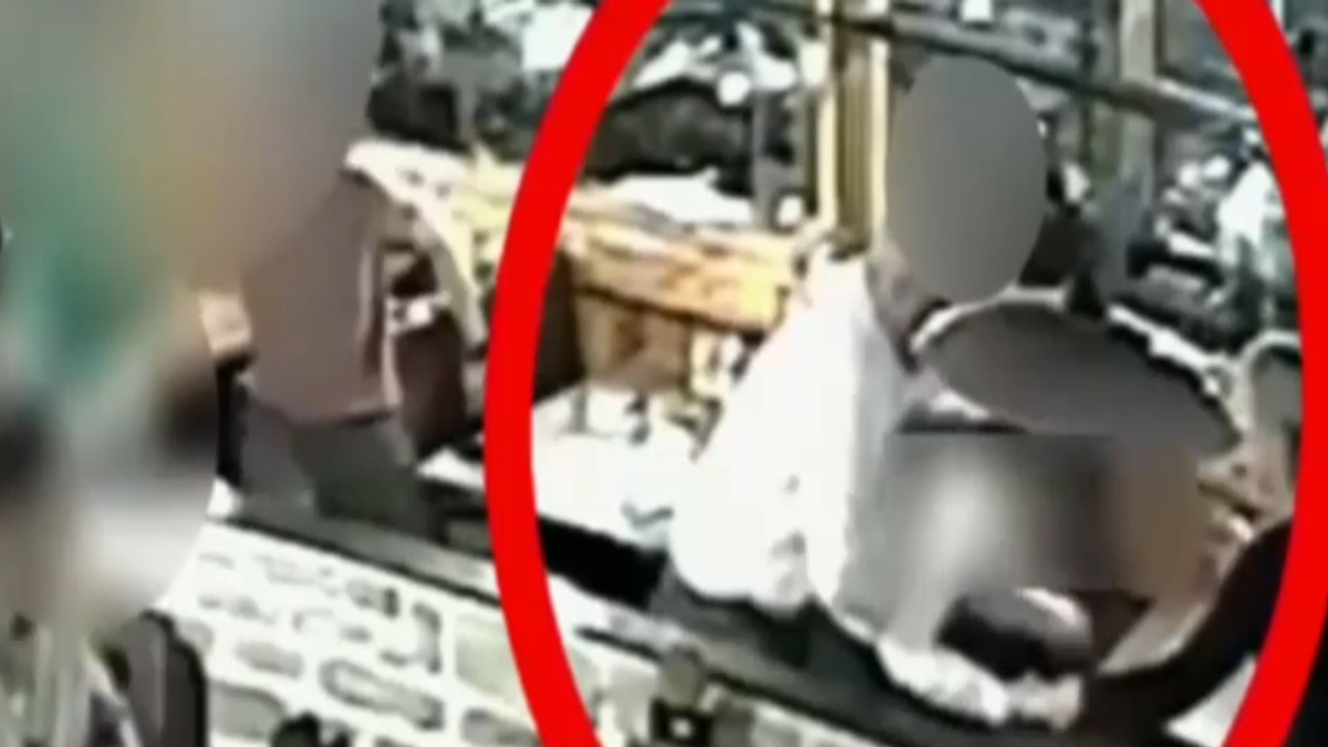 La bimba rischia di soffocare a causa di un boccone, il poliziotto la salva
